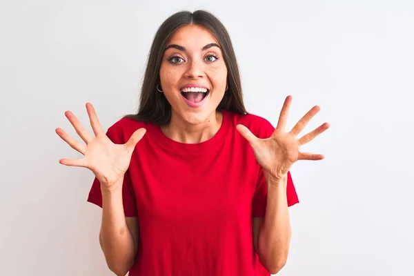 Jovem Mulher Bonita Vestindo Shirt Casual Vermelho Sobre Fundo Branco — Fotografia de Stock