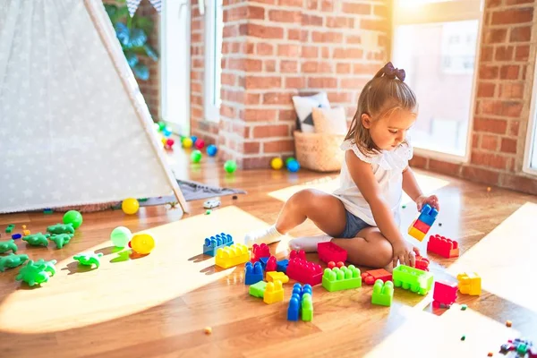 Junge Schöne Blonde Mädchen Kind Genießt Spielschule Mit Spielzeug Kindergarten — Stockfoto