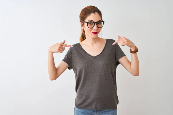 Mujer Pelirroja Vistiendo Camiseta Casual Gafas Pie Sobre Fondo Blanco —  Fotos de Stock