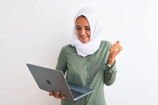 Giovane Donna Affari Araba Indossa Hijab Utilizzando Computer Portatile Sfondo — Foto Stock
