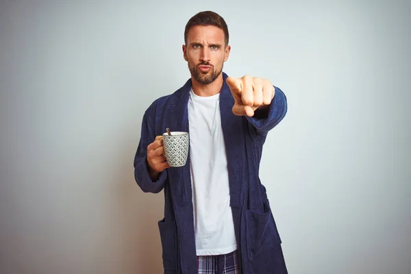 Man Bär Bekväma Pyjamas Och Mantel Dricka Kopp Kaffe Över — Stockfoto