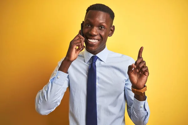 Afrikanisch Amerikanischer Geschäftsmann Spricht Auf Smartphone Stehend Über Isoliertem Gelben — Stockfoto