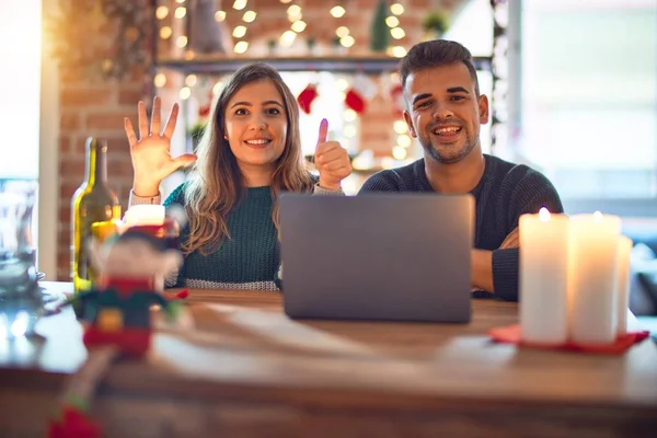 Junges Schönes Paar Sitzt Mit Laptop Weihnachtsdekoration Hause Und Zeigt — Stockfoto