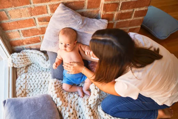 Joven Mujer Hermosa Bebé Suelo Sobre Manta Casa Recién Nacido —  Fotos de Stock