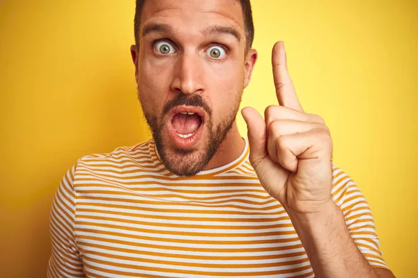Nahaufnahme Eines Jungen Gutaussehenden Mannes Lässigem Shirt Vor Gelbem Hintergrund — Stockfoto