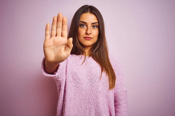 Ung Vacker Kvinna Bär Casual Tröja Stående Över Isolerade Rosa — Stockfoto