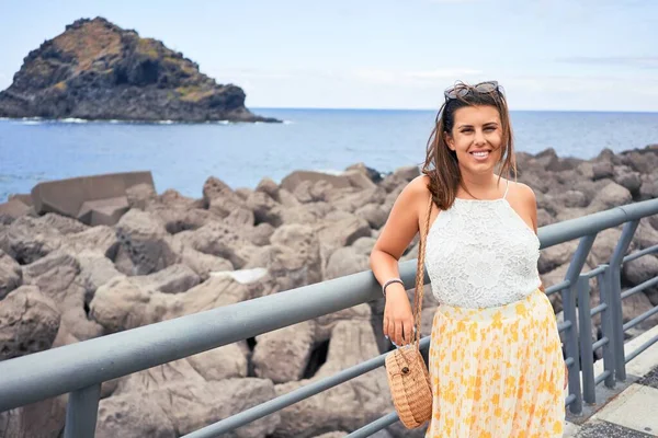 Bella Giovane Donna Che Cammina Sul Lungomare Godendo Vista Sull — Foto Stock