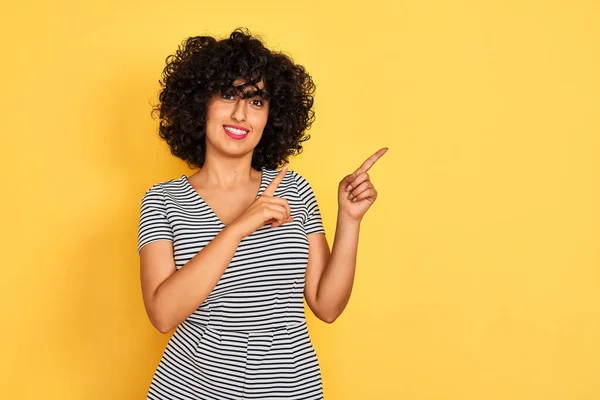 Ung Arabiska Kvinna Med Lockigt Hår Bär Randig Klänning Över — Stockfoto