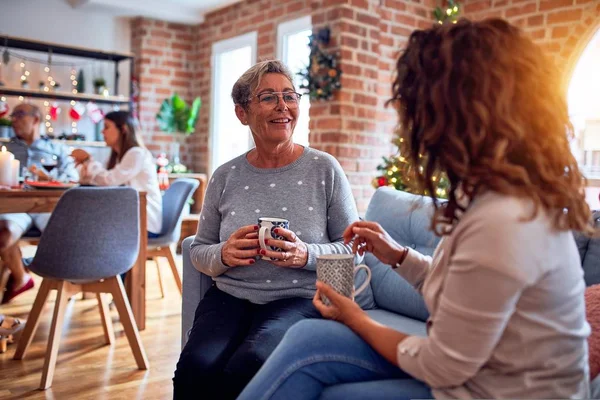 Familia Amigos Cenando Casa Celebrando Víspera Navidad Con Comida Tradicional — Foto de Stock