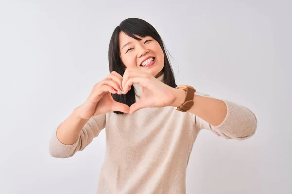 Jonge Mooie Chinese Vrouw Dragen Coltrui Geïsoleerde Witte Achtergrond Glimlachen — Stockfoto
