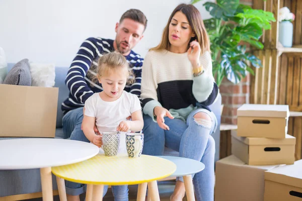 Hermosa Familia Padres Sentados Sofá Bebiendo Café Mirando Hijo Jugando — Foto de Stock