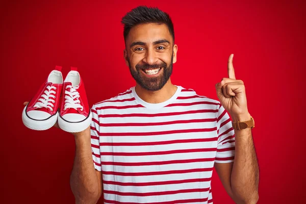 Ung Arabisk Indian Latinamerikansk Man Som Håller Sport Casual Sneakers — Stockfoto