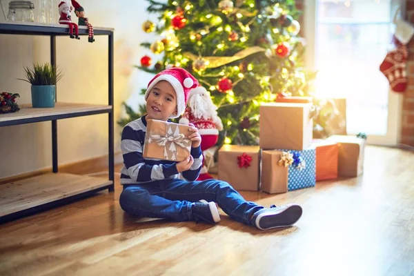 Sevimli Çocuk Mutlu Kendinden Emin Gülümsüyor Yerde Oturmuş Noel Baba — Stok fotoğraf