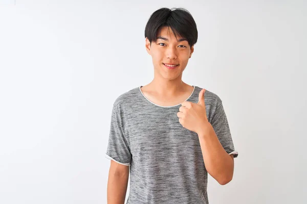 Joven Hombre Chino Con Camiseta Casual Pie Sobre Fondo Blanco — Foto de Stock