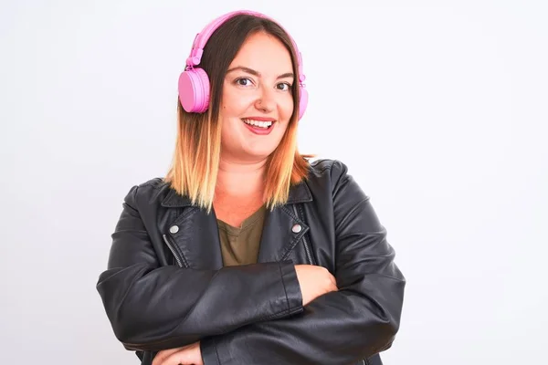 Молода Красива Жінка Слухає Музику Використовуючи Навушники Над Ізольованим Білим — стокове фото