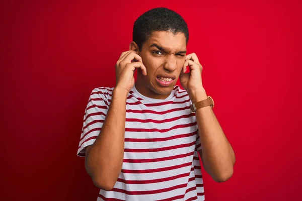 Homem Árabe Bonito Jovem Vestindo Camiseta Listrada Sobre Fundo Vermelho — Fotografia de Stock