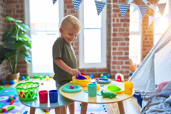 Junge Kaukasische Kinder Spielen Kindergarten Mit Spielzeug Küche Vorschulkind Glücklich — Stockfoto