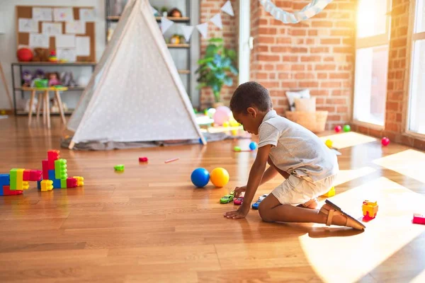 Schöne Afrikanisch Amerikanische Kleinkind Spielt Mit Autos Viele Spielzeuge Kindergarten — Stockfoto