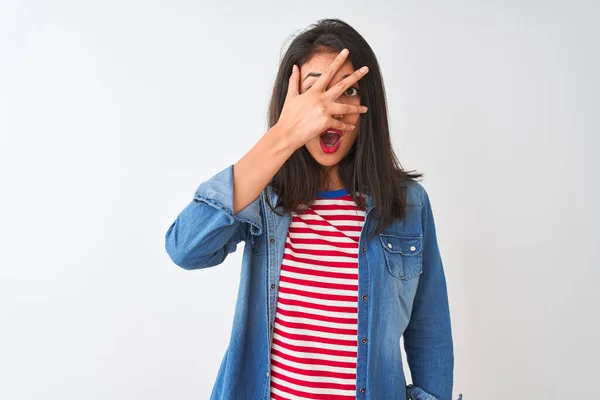 Joven Mujer China Con Camiseta Rayas Camisa Mezclilla Sobre Fondo — Foto de Stock