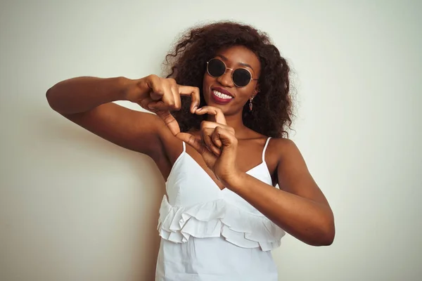 Mujer Afroamericana Joven Con Camiseta Gafas Sol Sobre Fondo Blanco — Foto de Stock