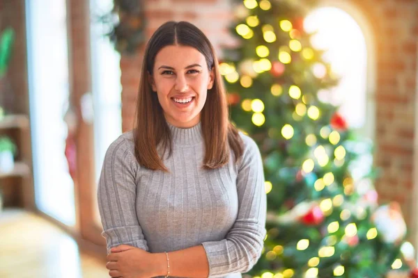 Νεαρή Όμορφη Γυναίκα Στέκεται Χαρούμενο Πρόσωπο Γύρω Από Χριστουγεννιάτικο Δέντρο — Φωτογραφία Αρχείου
