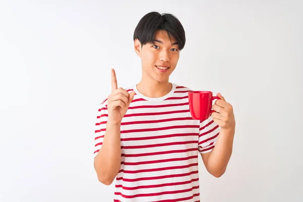 Jovem Chinês Bebendo Uma Xícara Café Sobre Fundo Branco Isolado — Fotografia de Stock