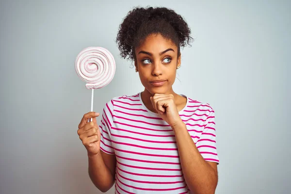 Afričanky Americká Teenager Žena Jíst Barevné Bonbóny Přes Izolované Bílé — Stock fotografie