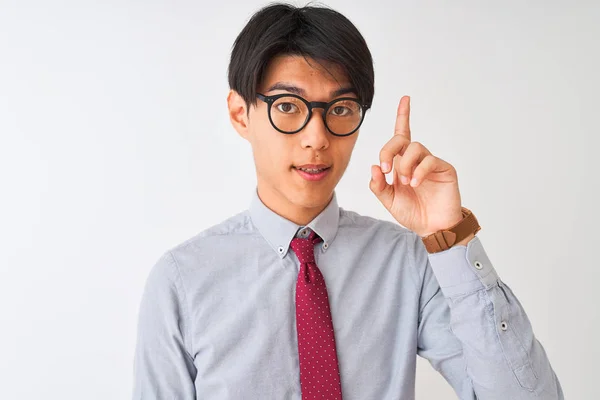 Empresário Chinês Usando Gravata Óculos Sobre Fundo Branco Isolado Surpreso — Fotografia de Stock
