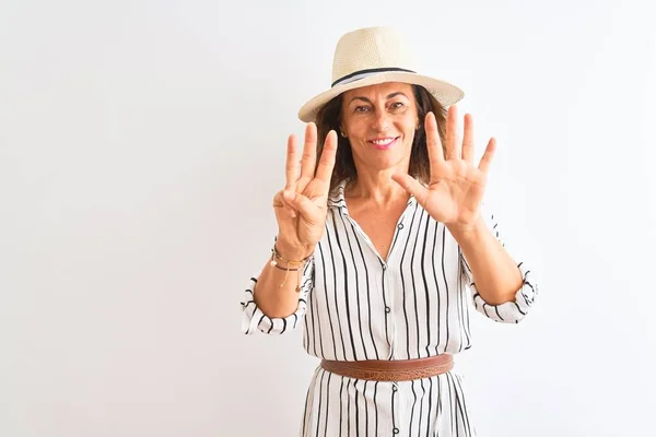 Geschäftsfrau Mittleren Alters Trägt Gestreiftes Kleid Und Hut Über Isoliertem — Stockfoto