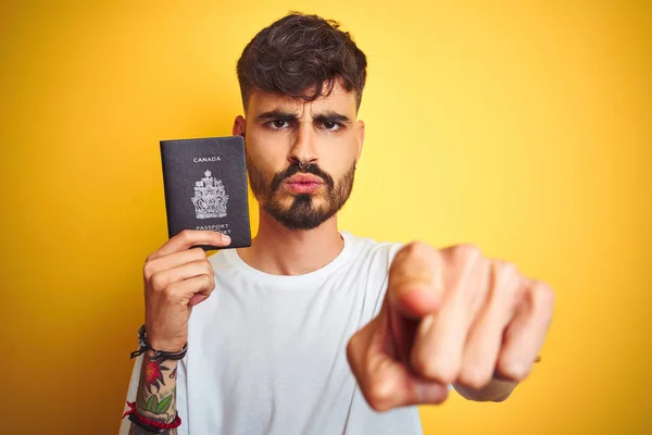 Joven Hombre Con Tatuaje Con Pasaporte Canadiense Sobre Fondo Amarillo —  Fotos de Stock