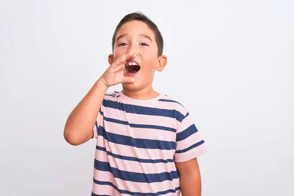 Mooie Jongen Draagt Casual Gestreepte Shirt Staan Geïsoleerde Witte Achtergrond — Stockfoto