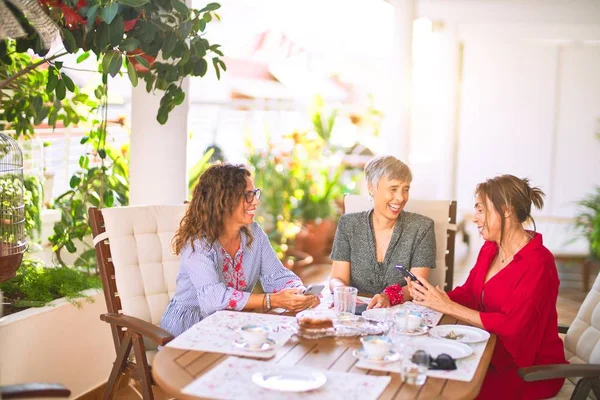 Reunión Mujeres Mediana Edad Almorzando Tomando Café Amigos Maduros Sonriendo — Foto de Stock