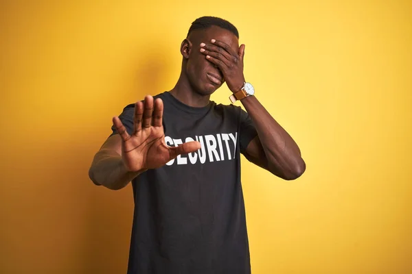 Biztonsági Egyenruhát Viselő Afro Amerikai Biztonsági Ember Elszigetelt Sárga Háttér — Stock Fotó