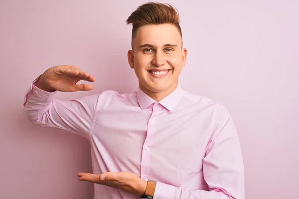 Młody Przystojny Biznesmen Eleganckiej Koszuli Stojącej Nad Odizolowanym Różowym Tle — Zdjęcie stockowe