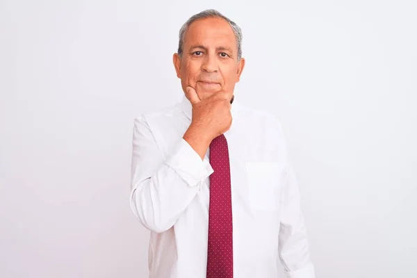 Empresário Cabelos Grisalhos Sênior Vestindo Gravata Elegante Sobre Fundo Branco — Fotografia de Stock
