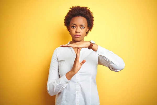 Afrikansk Amerikansk Affärskvinna Över Isolerad Gul Bakgrund Gör Time Out — Stockfoto