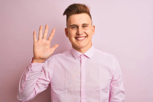 Mladý Pohledný Podnikatel Elegantní Košili Stojící Nad Izolované Růžové Pozadí — Stock fotografie