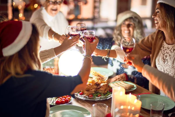 女性の美しいグループの幸せと自信を笑顔 自宅でクリスマスを祝うワインのカップでロースト七面鳥とトーストを食べる — ストック写真