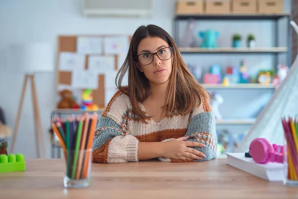 Giovane Bella Insegnante Donna Indossa Maglione Occhiali Seduto Sulla Scrivania — Foto Stock