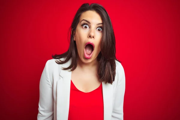 Joven Hermosa Mujer Negocios Con Chaqueta Elegante Sobre Fondo Rojo —  Fotos de Stock