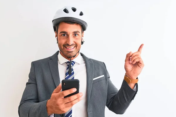 자전거 헬멧을 잘생긴 사업가는 스마트폰을 사용하여 고립된 행복하게 손가락을 좌우로 — 스톡 사진