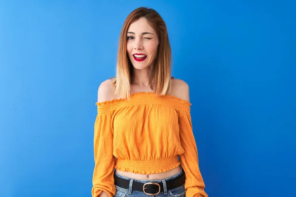 Hermosa Mujer Pelirroja Vistiendo Naranja Camiseta Casual Pie Sobre Fondo — Foto de Stock