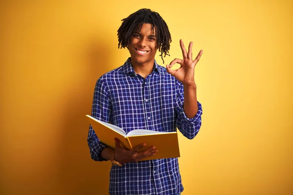 Sarı Arka Planda Kitap Okuyan Afro Amerikalı Öğrenci Tamam Işareti — Stok fotoğraf