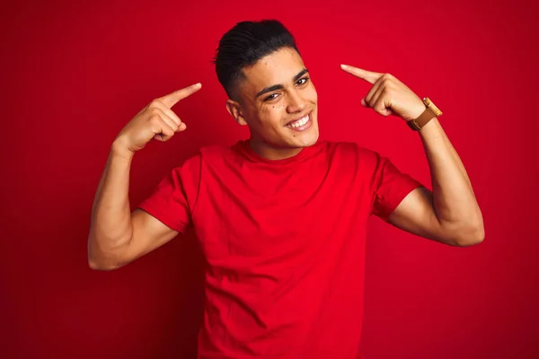 Ung Brasiliansk Man Bär Shirt Stående Över Isolerad Röd Bakgrund — Stockfoto