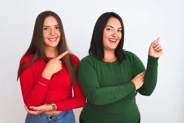 Jonge Mooie Vrouwen Dragen Casual Kleding Staan Geïsoleerde Witte Achtergrond — Stockfoto