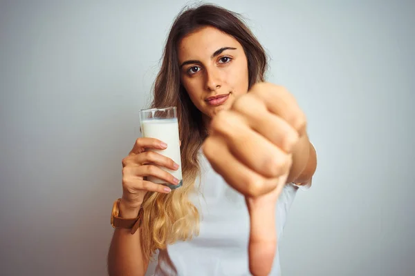 Ung Vacker Kvinna Dricker Ett Glas Mjölk Över Vit Isolerad — Stockfoto