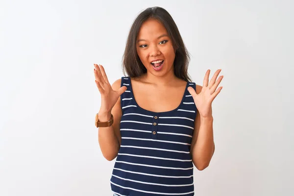 Jonge Chinese Vrouw Draagt Gestreepte Shirt Staan Geïsoleerde Witte Achtergrond — Stockfoto