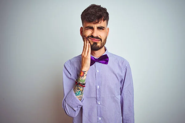 Hombre Joven Con Tatuaje Usando Camisa Morada Pajarita Sobre Fondo — Foto de Stock