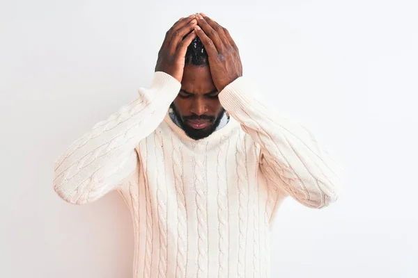 痛みや片頭痛のために必死に頭痛やストレスに苦しんで隔離された白い背景に白いセーターを着ているアフリカ系アメリカ人の男性 手を頭に — ストック写真