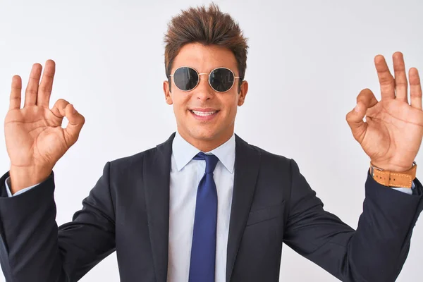 Młody Przystojny Biznesmen Garniturze Okularach Przeciwsłonecznych Białym Tle Relaksuje Się — Zdjęcie stockowe
